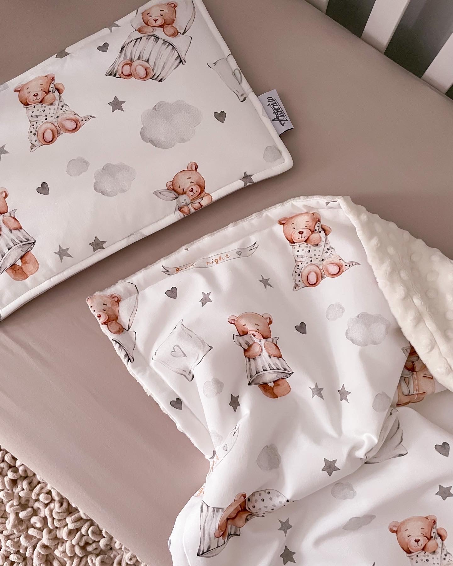 Flīsa un kokvilnas sega bērniem "Sleepy bears"