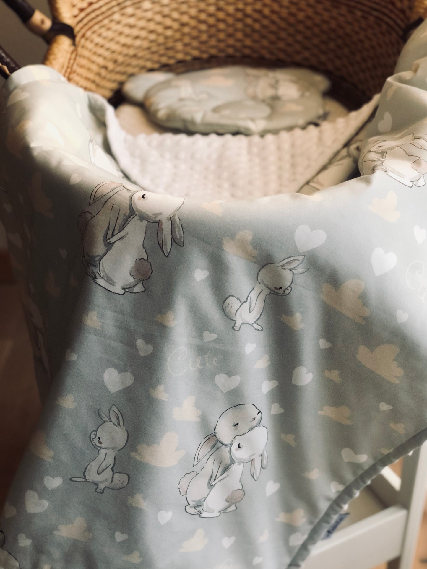Flīsa un kokvilnas sega bērniem "Rabbits in love"